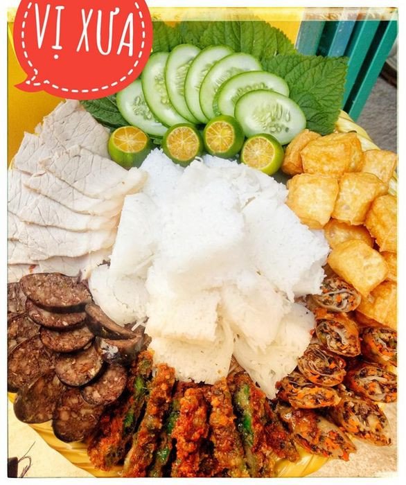Rau sống tươi xanh ăn kèm với bún đậu được bày biện đẹp mắt