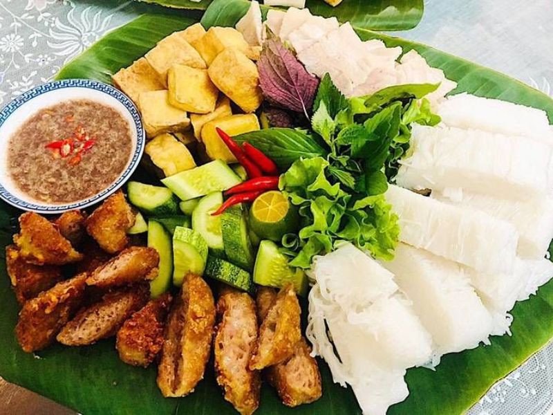 Rau sống tươi xanh ăn kèm với bún đậu