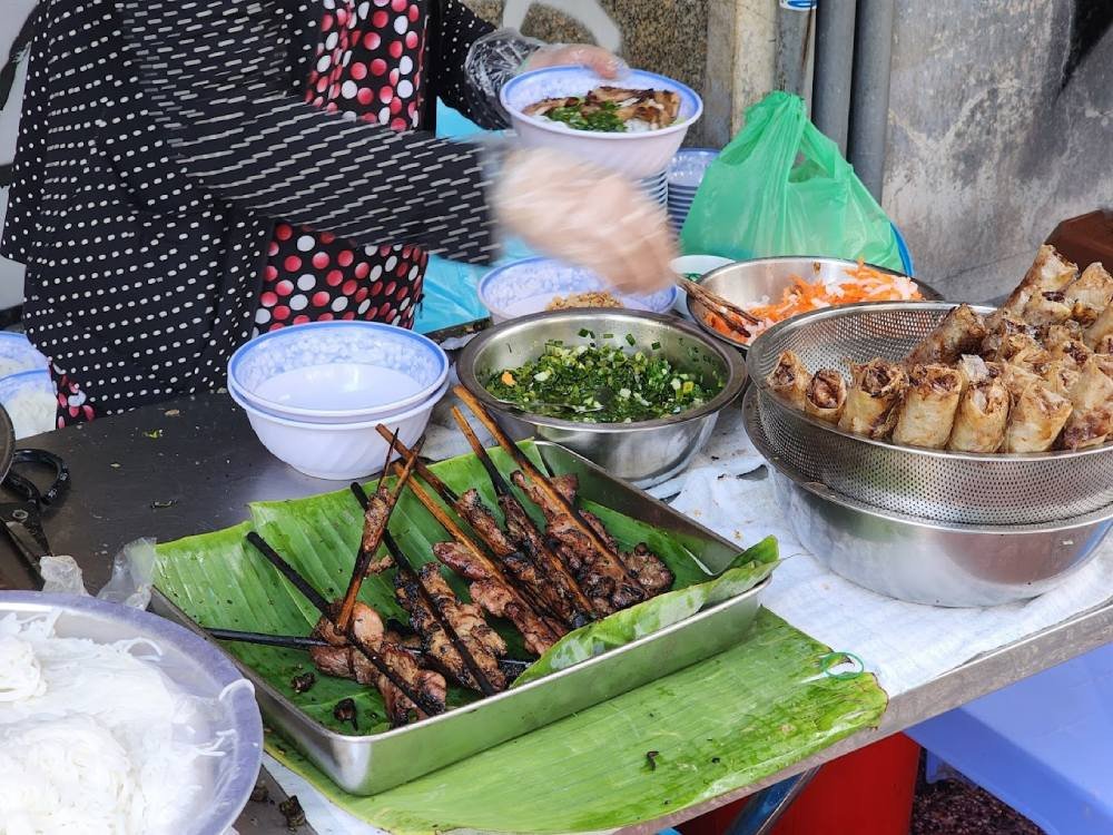 Rau sống tươi xanh ăn kèm với bún thịt nướng
