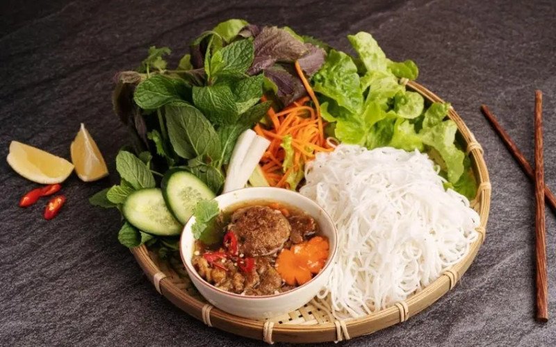 Rau sống tươi xanh ăn kèm với bún và thịt nướng