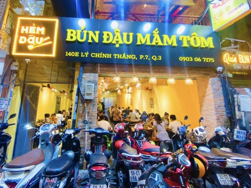 Rau sống tươi xanh được bày biện đẹp mắt ăn kèm với bún đậu