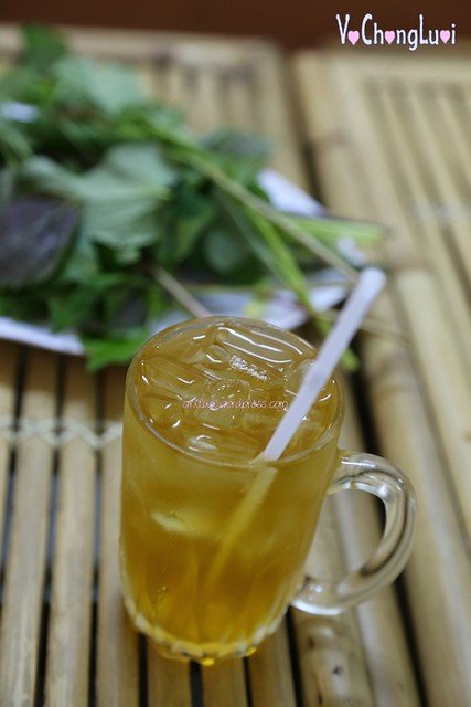 Rau sống tươi xanh được chuẩn bị phong phú ăn kèm với bún đậu