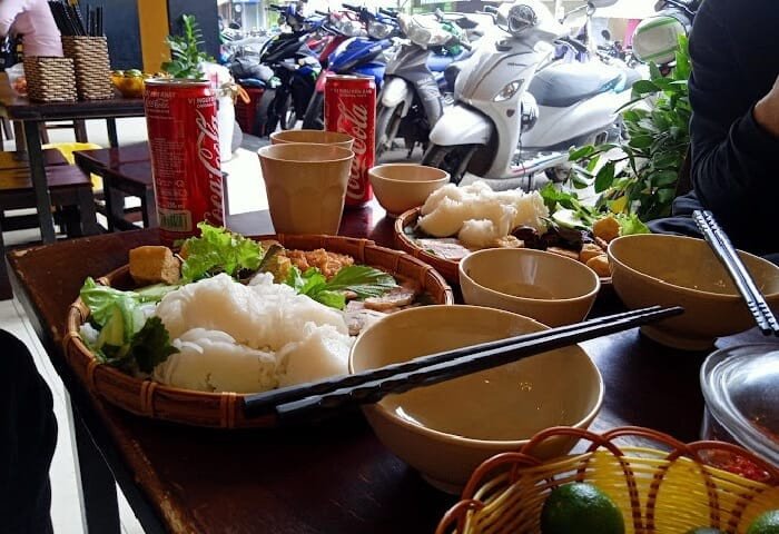 Rau sống tươi xanh là thành phần không thể thiếu để cân bằng hương vị