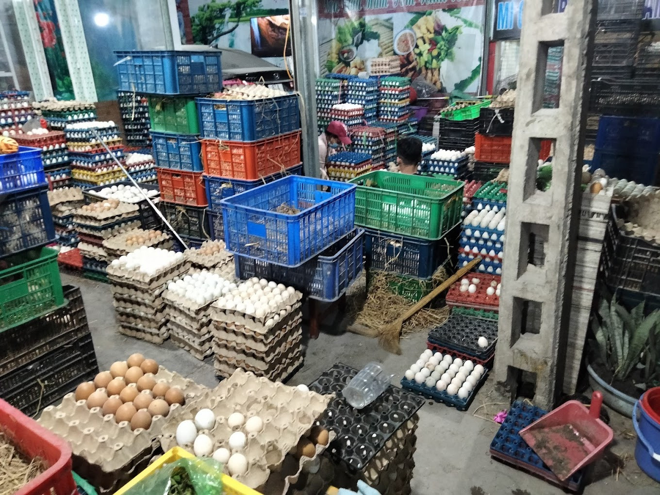Rau sống và bún được bày biện sạch sẽ