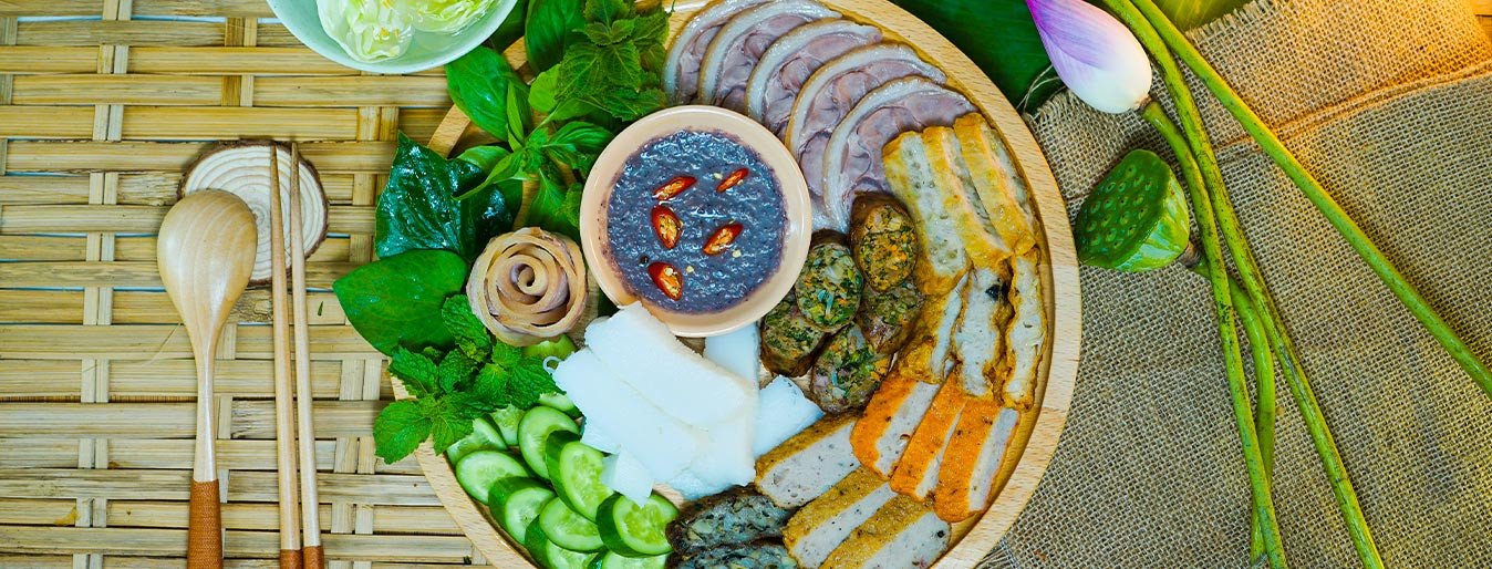 Rau sống và đồ chua tươi ngon đi kèm
