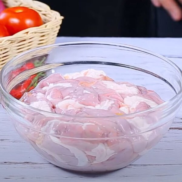 Sơ chế lòng heo sạch kỹ càng trước khi chế biến