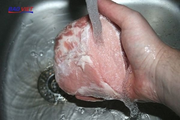 Sơ chế thịt và lòng non cho món bún đậu