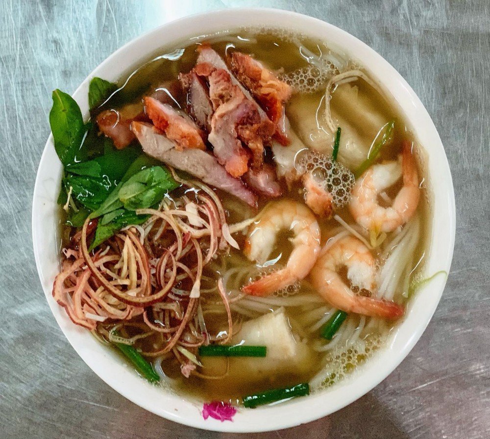 So sánh trực quan giữa bún nước lèo và bún mắm