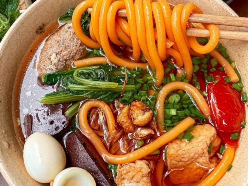 Sợi bún đỏ to, dai và đặc trưng của ẩm thực Đắk Lăk