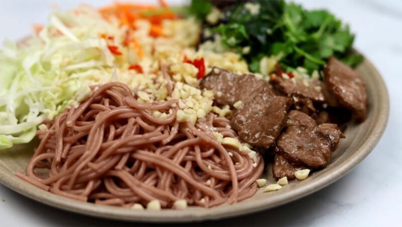 Sợi bún gạo lứt màu nâu hấp dẫn trong tô trộn