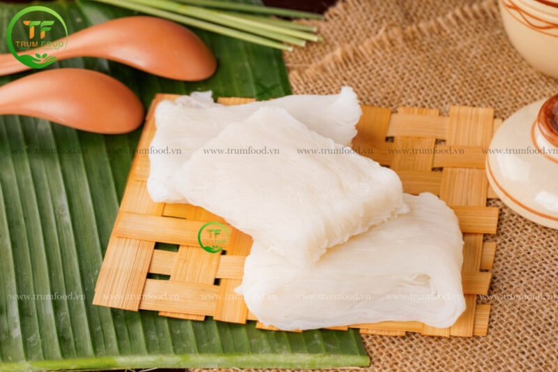 Sợi bún lá được cuộn tròn thủ công một cách khéo léo