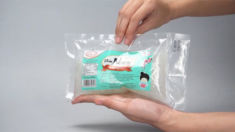 Sợi bún nưa tươi trắng ngần được xếp gọn gàng trong một đĩa sứ trắng