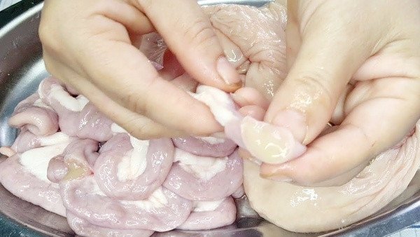Sử dụng chanh và muối để làm sạch lòng non