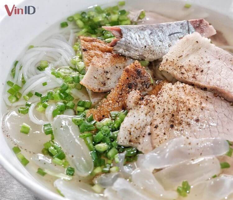 Sự hòa quyện hoàn hảo giữa bún, chả cá giòn và nước dùng ngọt thanh