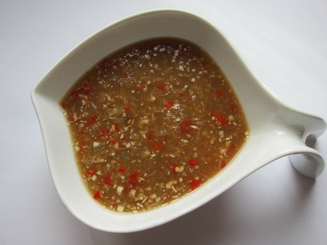Sự kết hợp đa dạng của thịt luộc, chả, nem và rau sống tạo nên tô bún hấp dẫn.