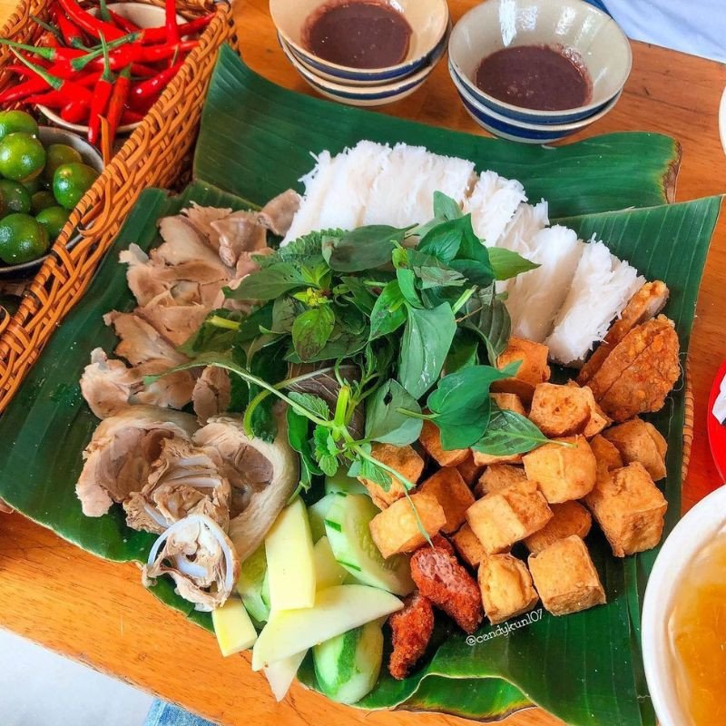 Sự kết hợp giữa các món ăn kèm truyền thống và hiện đại trong một mẹt bún đậu