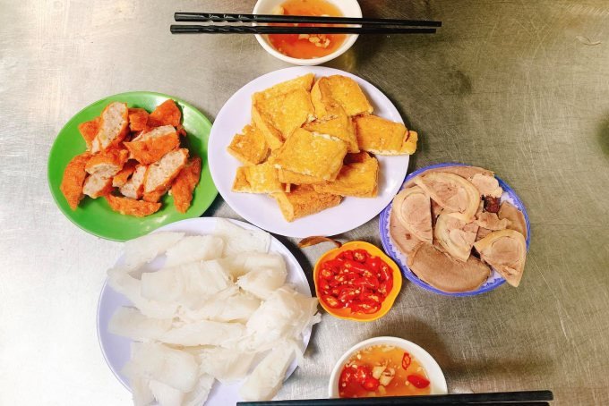 Suất bún đậu đầy đủ topping hấp dẫn với dồi rán và chả cốm