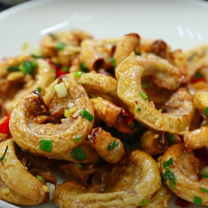 Thành phẩm lòng heo chiên giòn rụm thấm đẫm gia vị