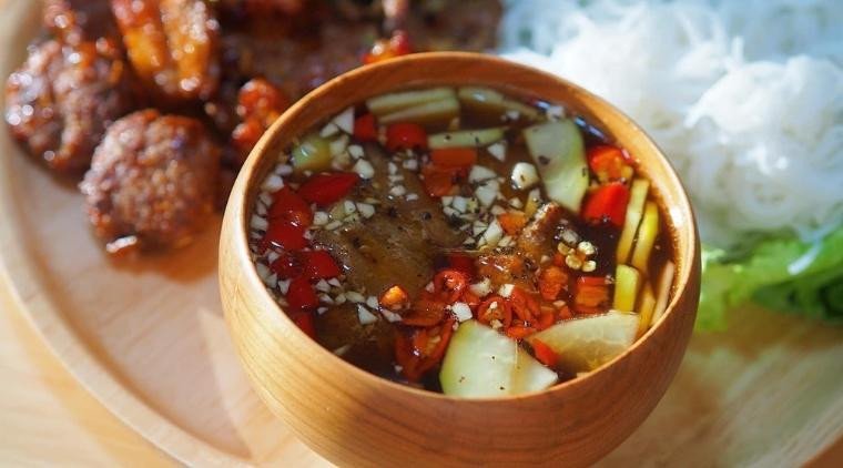 Thành phẩm một suất bún chả Hà Nội hoàn chỉnh sẵn sàng để thưởng thức