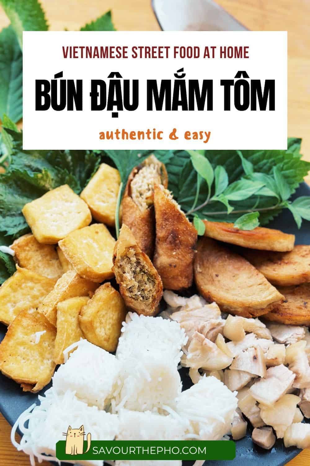 Thành phần đi kèm bao gồm dồi rán, nem rán và rau sống