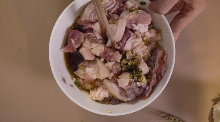 Thịt ba chỉ được tẩm ướp gia vị đậm đà, sẵn sàng để nướng