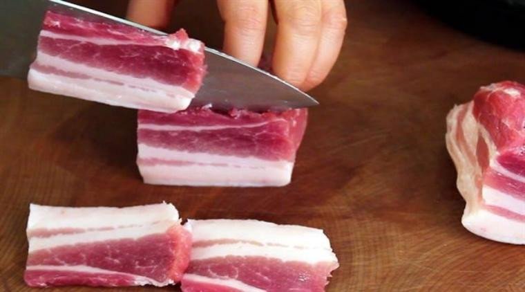 Thịt ba chỉ lợn được thái miếng mỏng chuẩn bị cho quá trình tẩm ướp