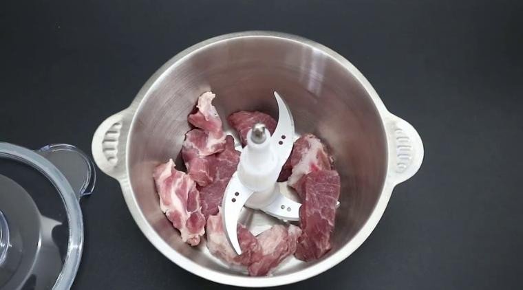 Thịt ba chỉ và thịt băm được sơ chế chuẩn bị ướp gia vị