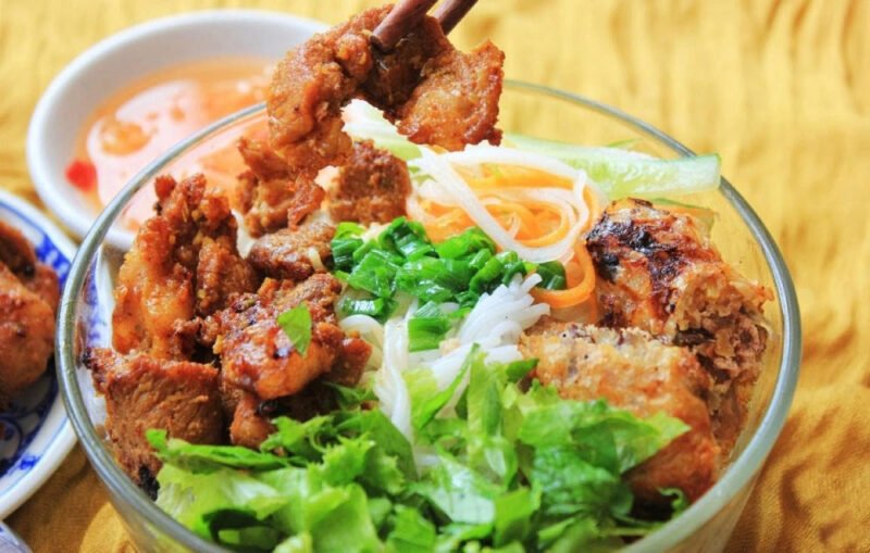 Thịt heo nướng vàng ươm, thơm lừng trên vỉ than hoa