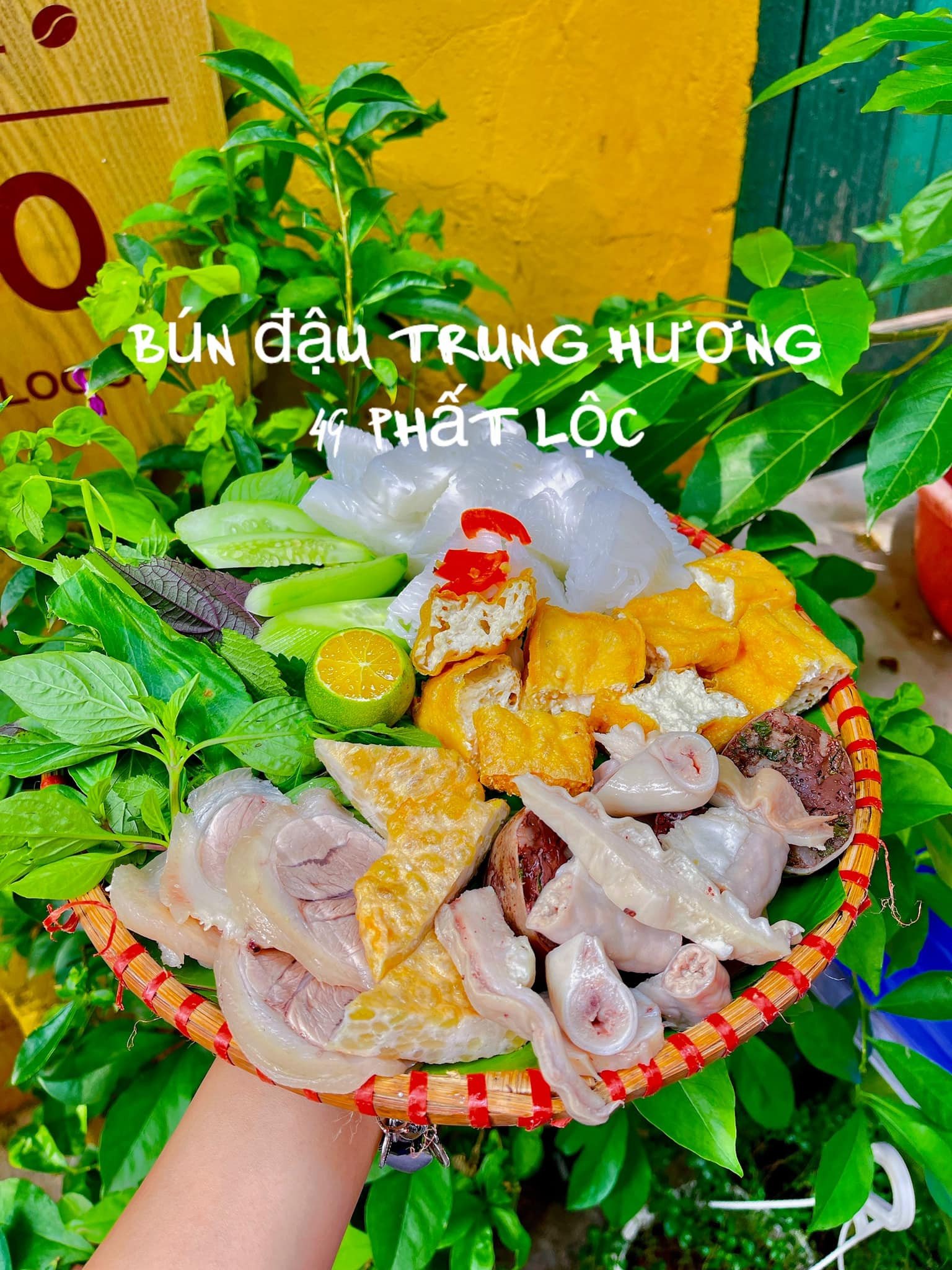 Thịt luộc và chả cốm tươi ngon ăn kèm bún đậu