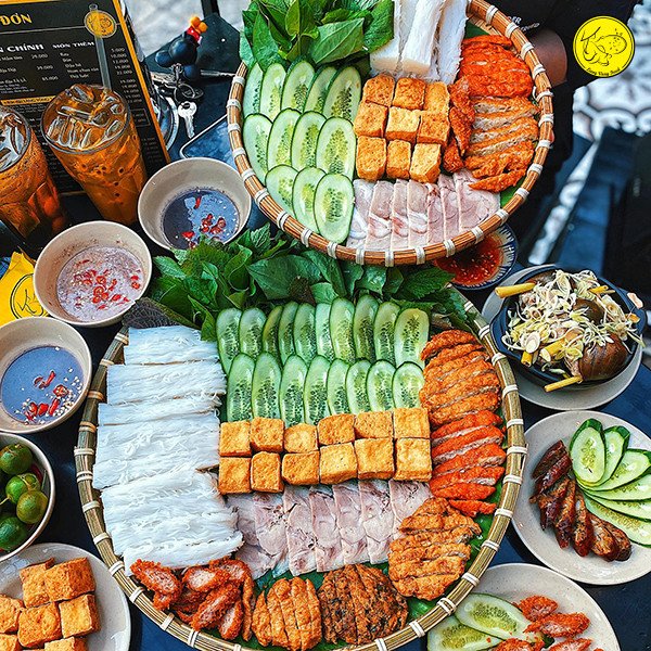 Thực đơn bún đậu với các món ăn kèm phong phú