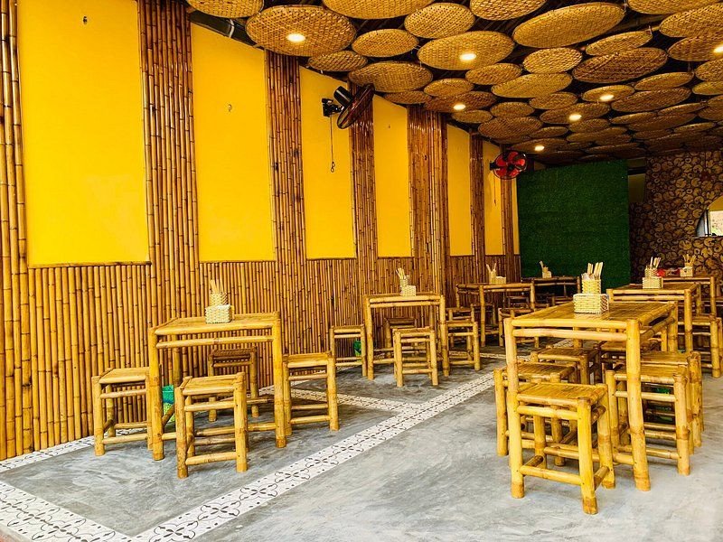 Thực khách đang thưởng thức bún đậu trong không gian ấm cúng