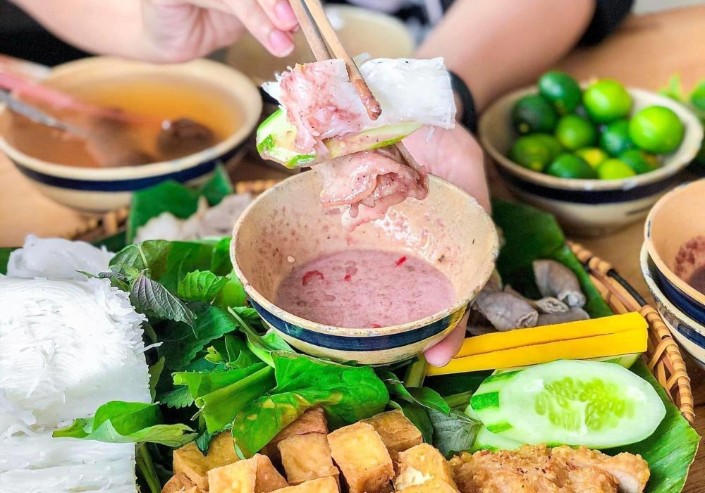 Thực khách đang thưởng thức một mẹt bún đậu đầy đặn với các món ăn kèm