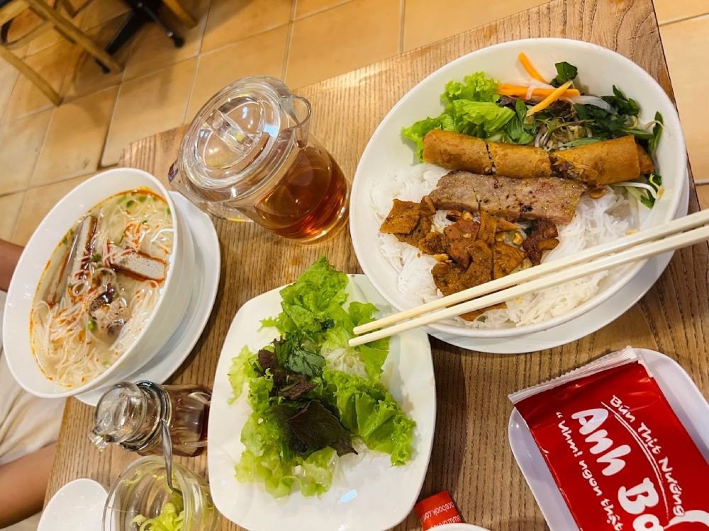 Thực khách đang thưởng thức tô bún thịt nướng với nhiều loại topping khác nhau
