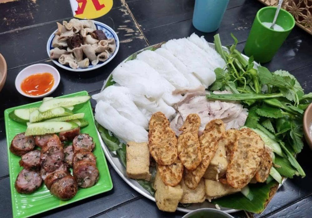 Thực khách thưởng thức bún đậu mắm tôm cùng chén mắm tôm pha chế vừa vặn