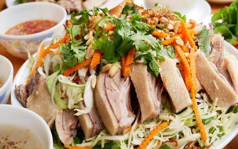 Thưởng thức đĩa bún đậu đầy đủ topping