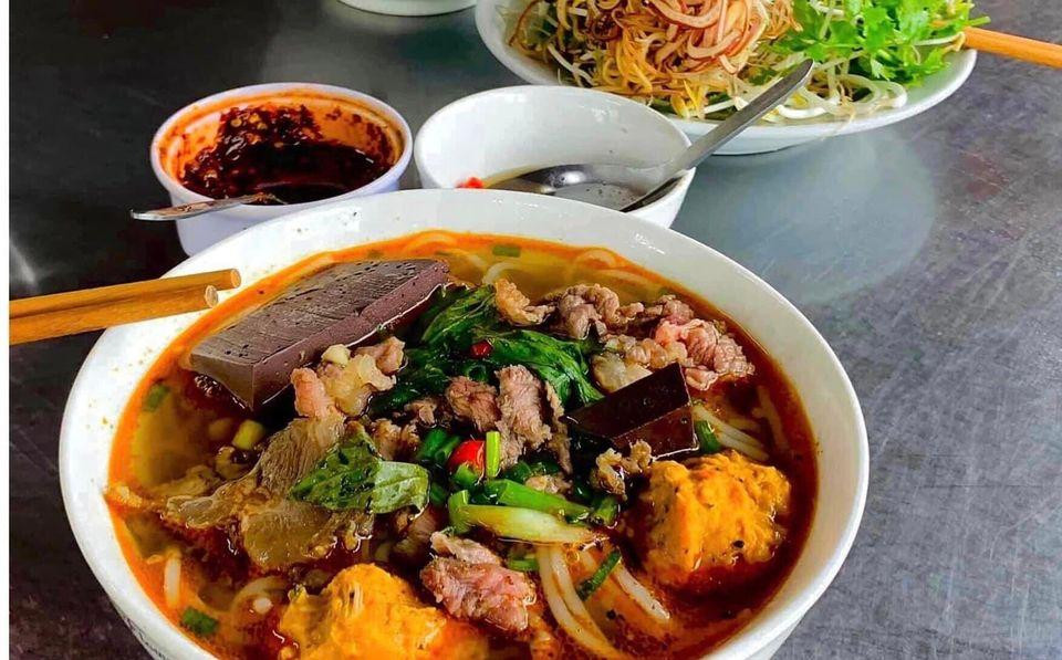 Tô bún bò nóng hổi đặc trưng