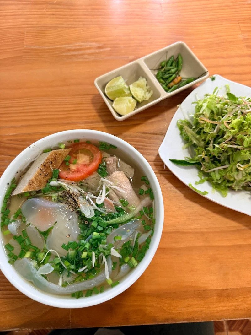 Tô bún chả cá đầy đặn với chả cá chiên và cá dầm