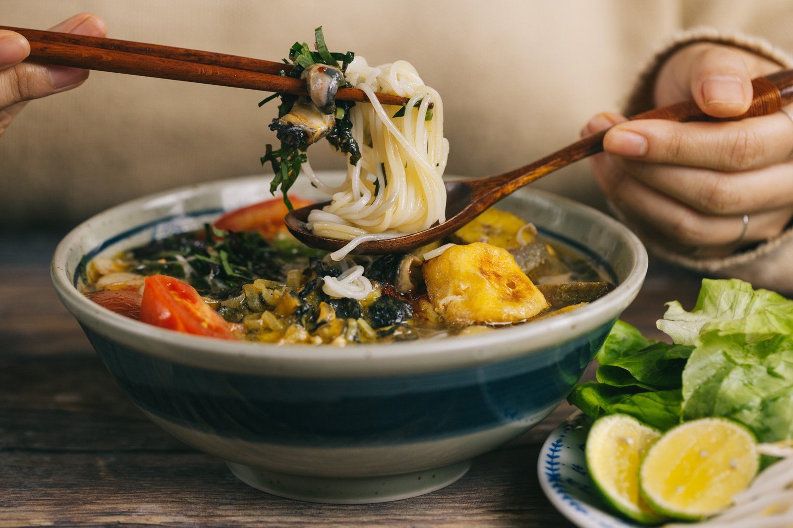 Tô bún ốc chuối đậu đã hoàn chỉnh với đầy đủ các loại rau thơm và nước dùng nóng hổi