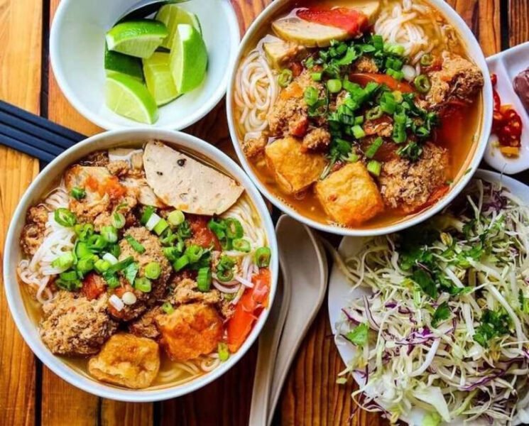 Tô bún riêu đầy đủ giò lụa, gạch cua, đậu hũ, thể hiện sự phong phú của món ăn