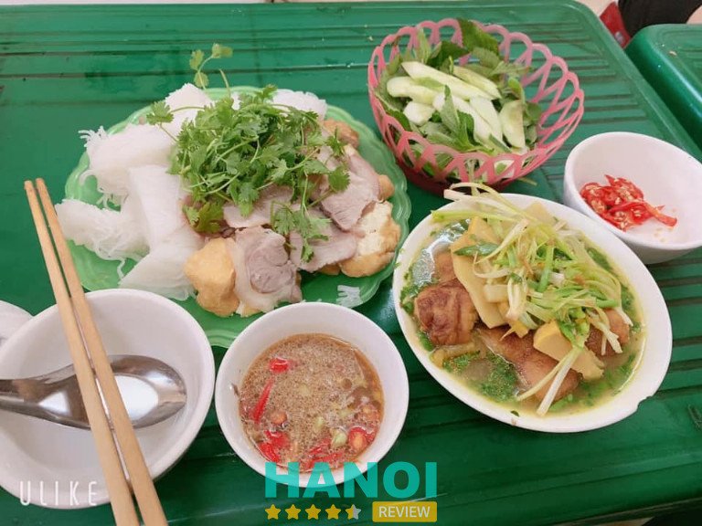 Toàn cảnh mẹt bún đậu đầy đủ topping tại quán ăn nổi tiếng