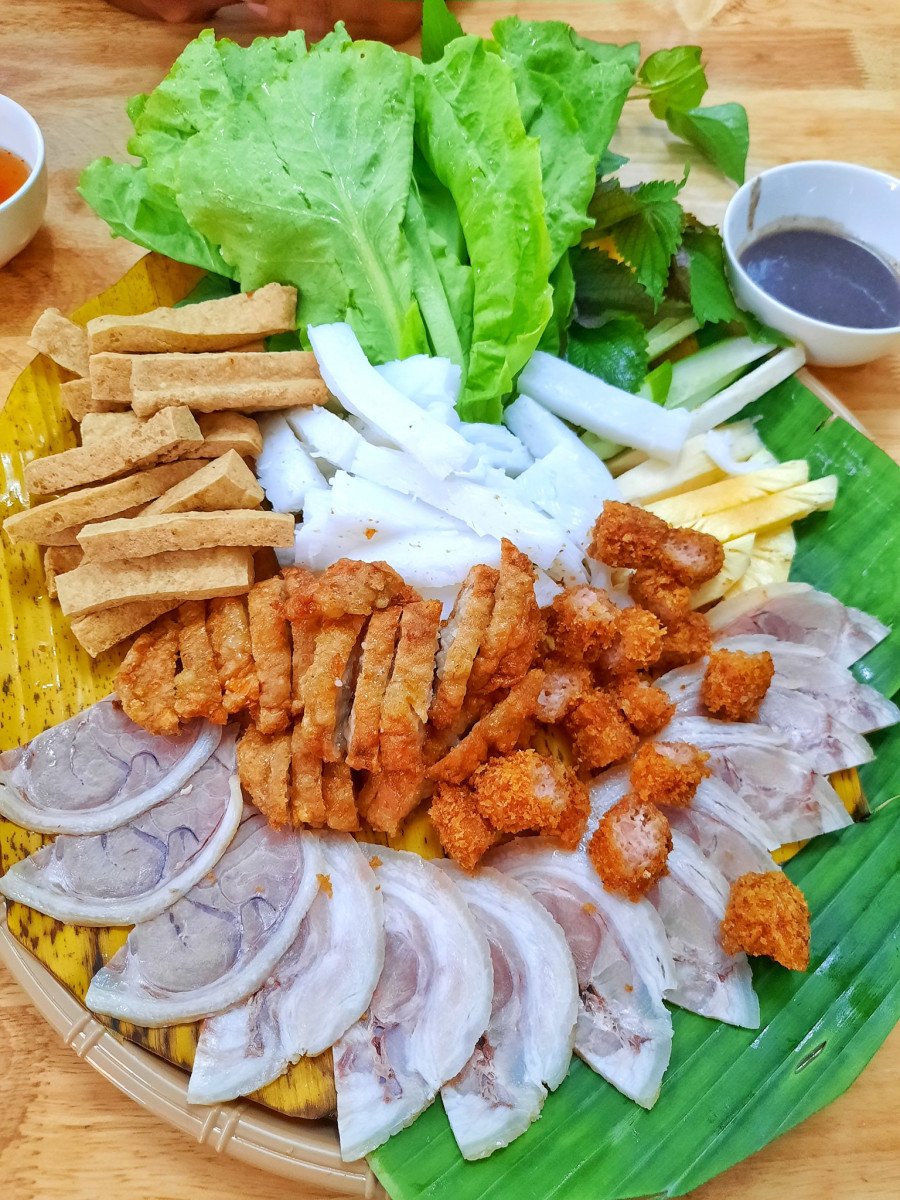 Toàn cảnh một mẹt bún đậu đầy đặn với đầy đủ các thành phần
