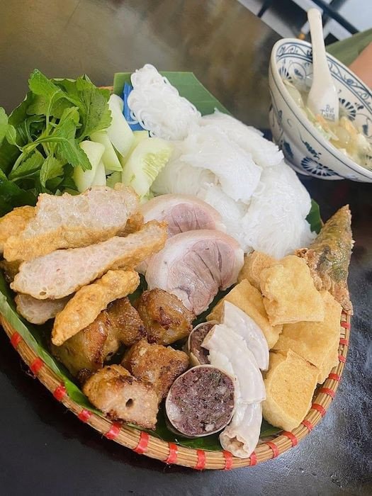 Toàn cảnh một mẹt bún đậu đầy đặn với nhiều loại topping hấp dẫn
