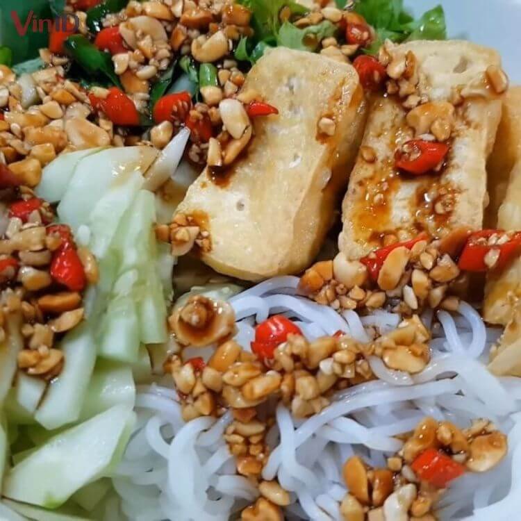 Tỏi và ớt băm nhuyễn sẵn sàng pha chế nước chấm