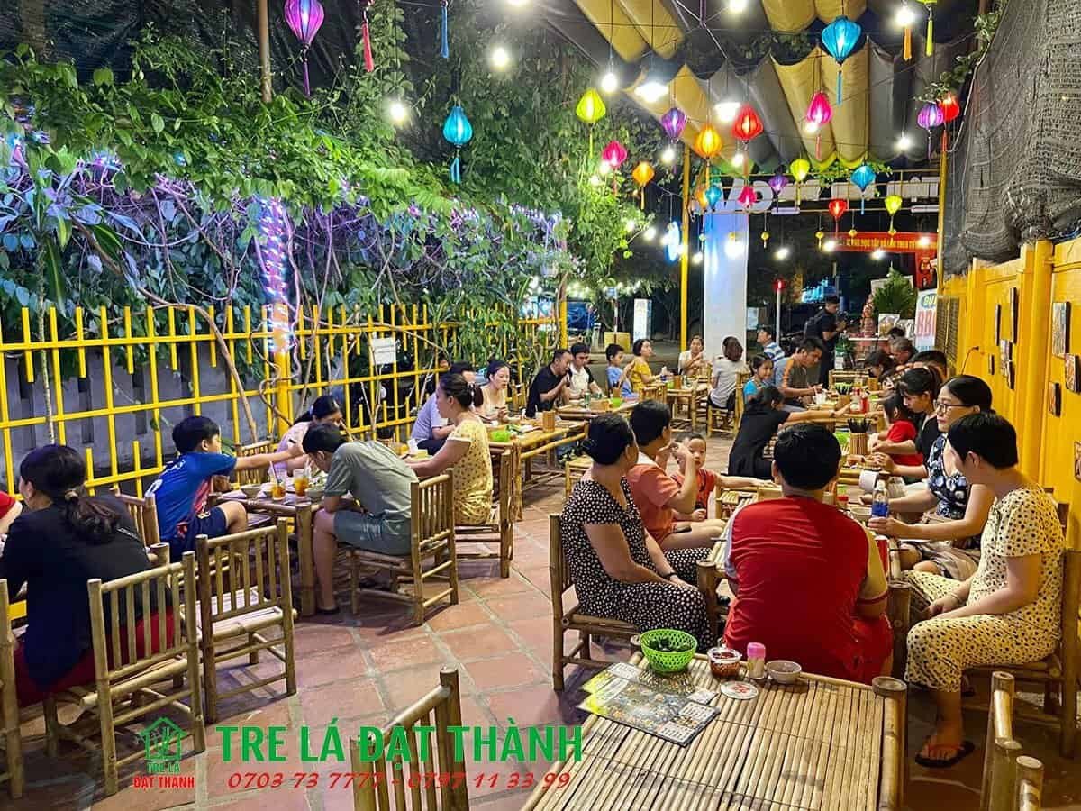 Tổng quan không gian quán được trang trí theo phong cách mộc mạc