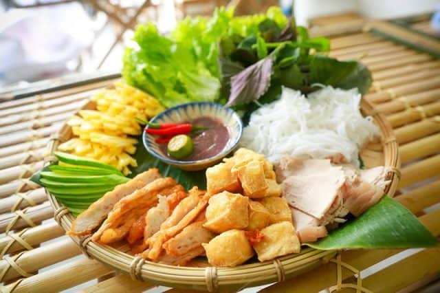 Tổng thể một mẹt bún đậu mắm tôm đã được bày biện sẵn sàng để thưởng thức