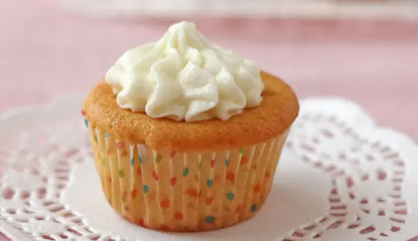 Bánh Bông Lan Kem Tươi: Khám Phá Thế Giới Ngọt Ngào Từ Lớp Bông Fluffy Đến Lớp Kem Béo Mịn