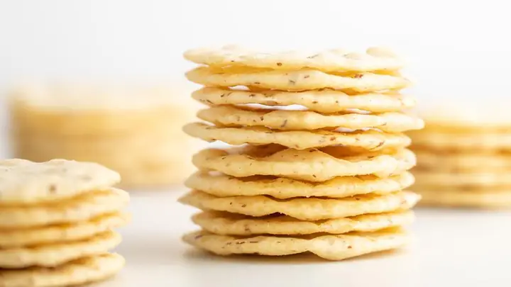 Bánh Gạo Làm Từ Gì? Thành Phần, Quy Trình Và Các Biến Thể Phổ Biến