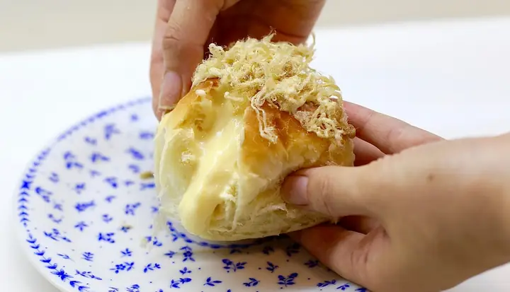 Review Bánh Mì Chà Bông Phô Mai: Đâu Là Lựa Chọn Hoàn Hảo Cho Bữa Sáng?