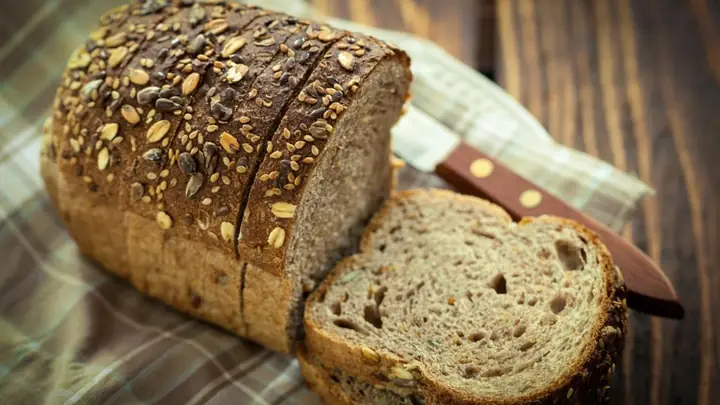 Bánh Mì Đen Làm Từ Gì? Thành Phần, Dinh Dưỡng Và Các Loại Phổ Biến