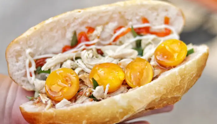 Bánh Mì Gà Xé Trứng Non: Công Thức Làm Ngon Chuẩn Vị Quán, Ai Cũng Làm Được